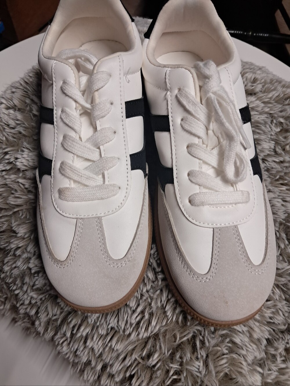 Classic White & Black Women's Sneakers By Unionbay